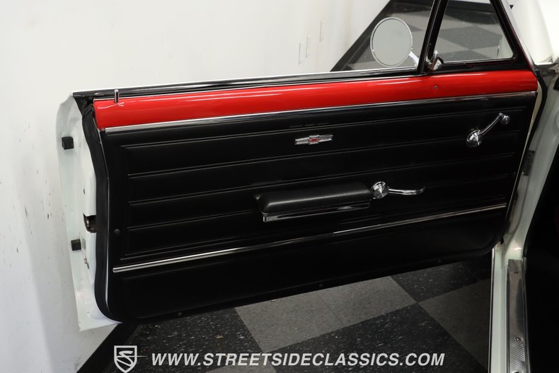 Unknown-Chevelle-1965-Pearl-White-Black-40