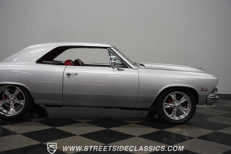Unknown-Chevelle-1966-Titanium-Silver-Red-37