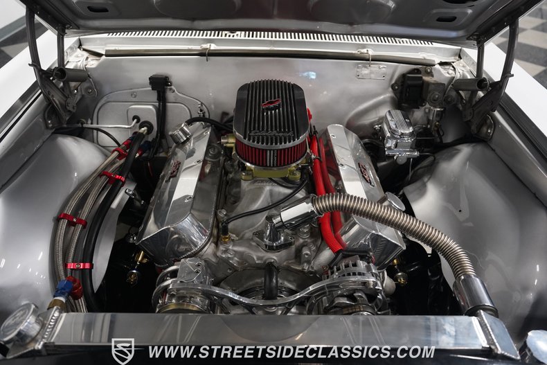 Unknown-Chevelle-1966-Titanium-Silver-Red-40