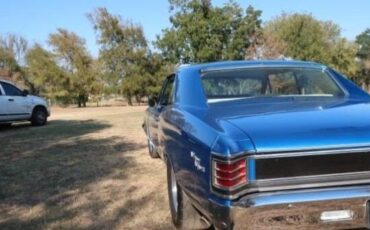 Unknown-Chevelle-1967-Blue-White-Leather-1