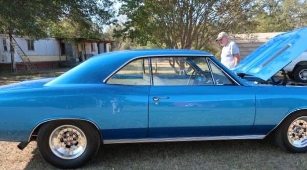 Unknown-Chevelle-1967-Blue-White-Leather-6