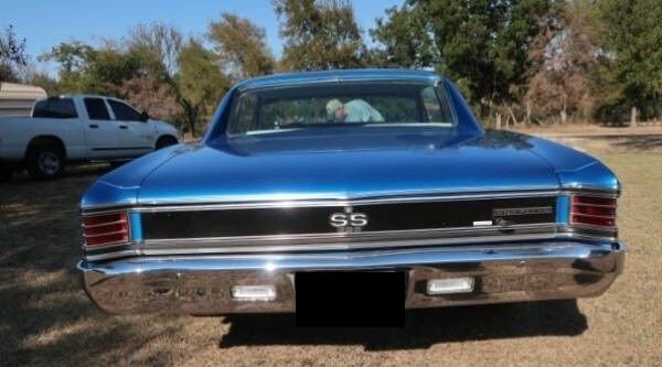 Unknown-Chevelle-1967-Blue-White-Leather