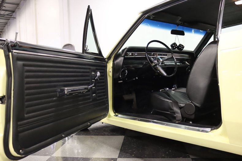 Unknown-Chevelle-1967-Butternut-Yellow-Black-15