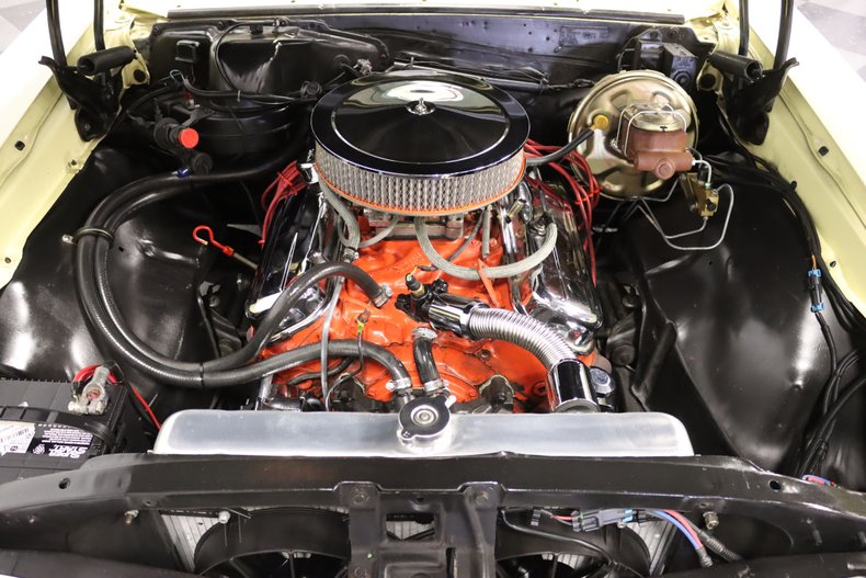 Unknown-Chevelle-1967-Butternut-Yellow-Black-2