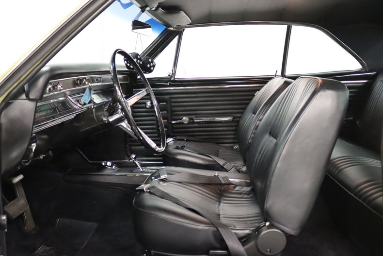 Unknown-Chevelle-1967-Butternut-Yellow-Black-3