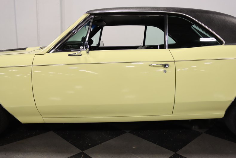 Unknown-Chevelle-1967-Butternut-Yellow-Black-31