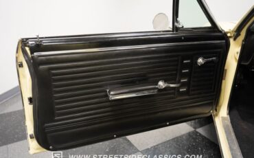 Unknown-Chevelle-1967-Butternut-Yellow-Black-39