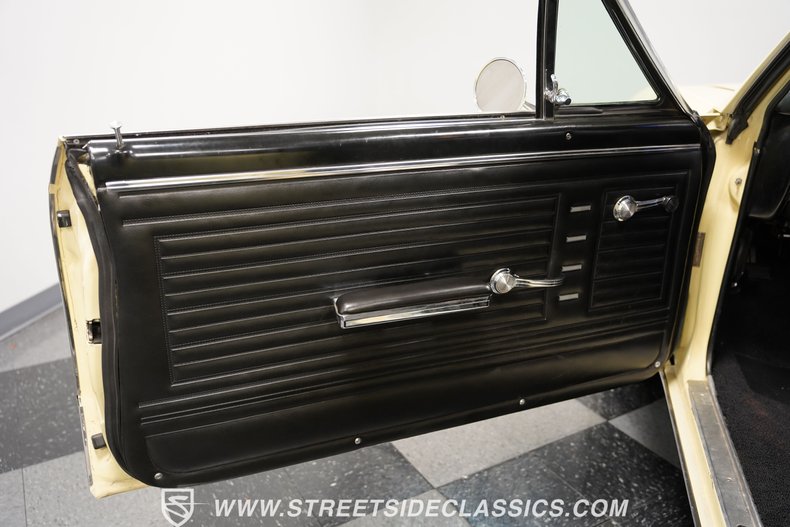Unknown-Chevelle-1967-Butternut-Yellow-Black-39