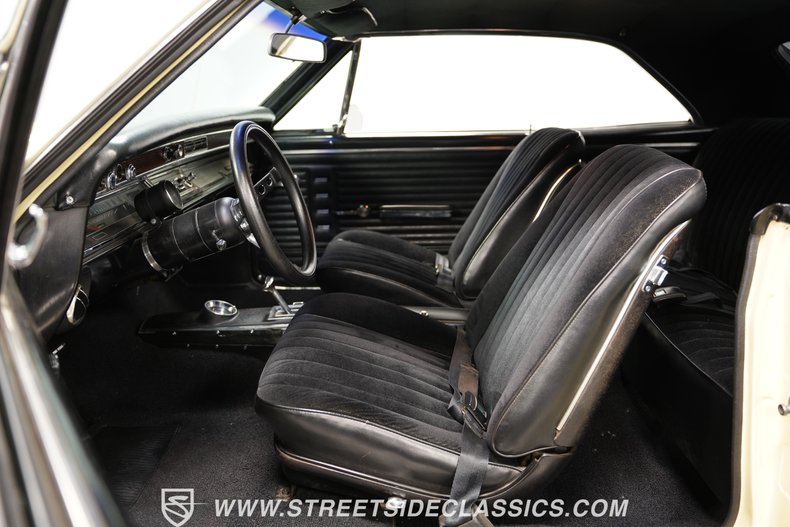 Unknown-Chevelle-1967-Butternut-Yellow-Black-4