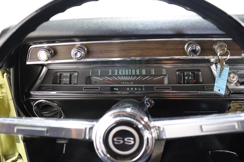 Unknown-Chevelle-1967-Butternut-Yellow-Black-45