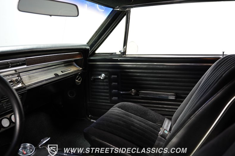Unknown-Chevelle-1967-Butternut-Yellow-Black-48