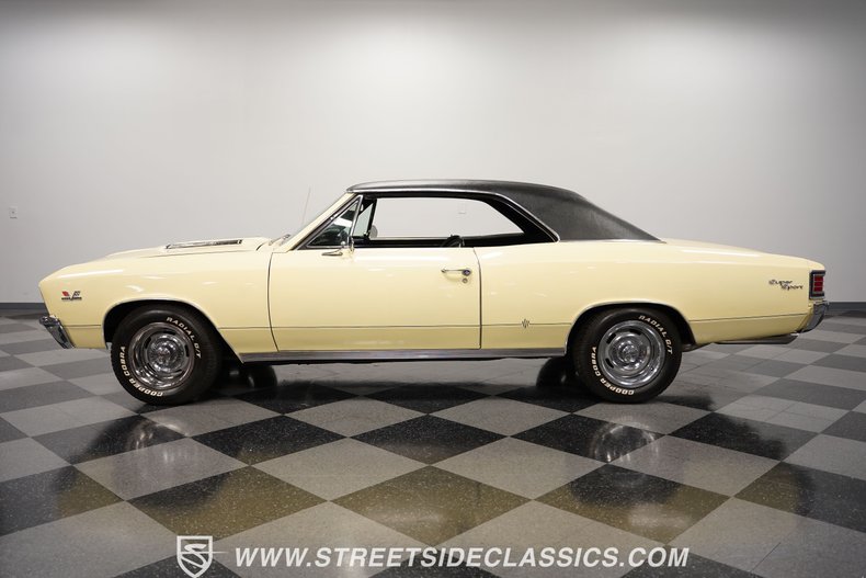 Unknown-Chevelle-1967-Butternut-Yellow-Black
