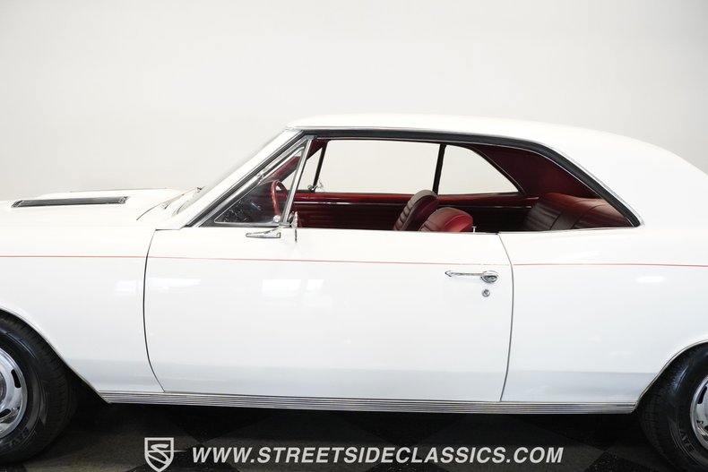 Unknown-Chevelle-1967-White-Red-21