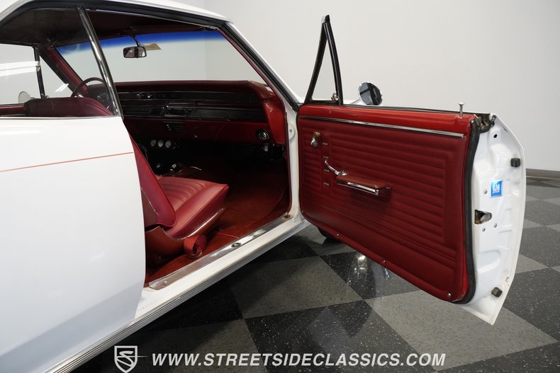 Unknown-Chevelle-1967-White-Red-40