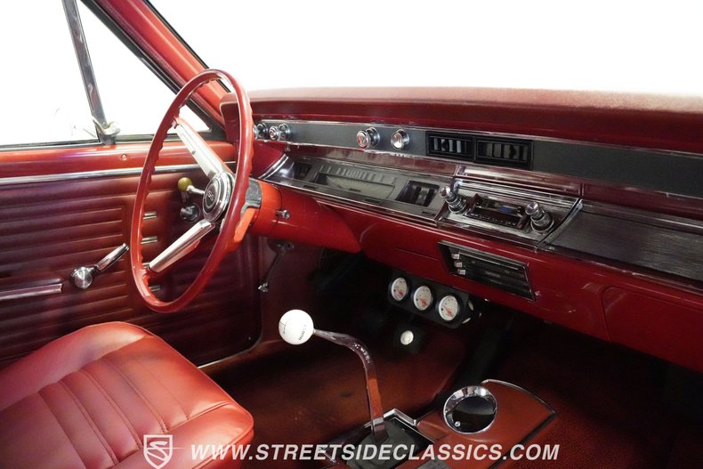 Unknown-Chevelle-1967-White-Red-47