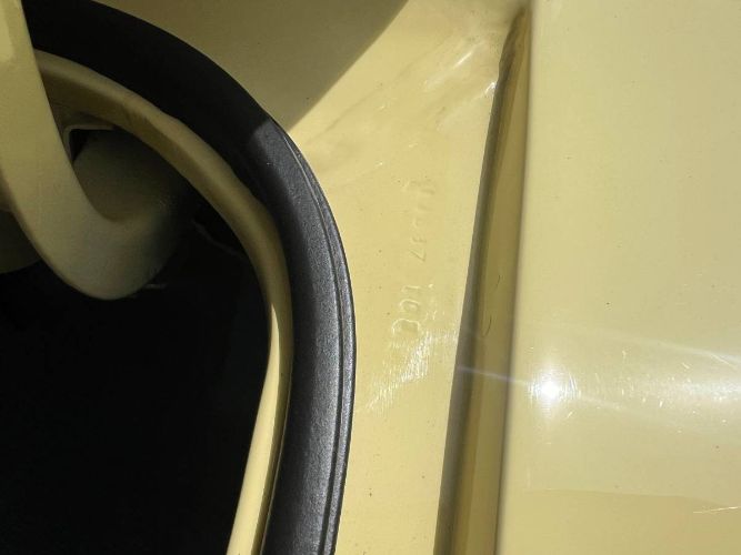 Unknown-Chevelle-1968-Butter-Yellow-Black-Parchment-Vinyl-3