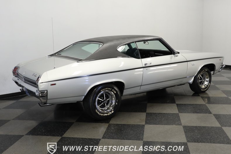 Unknown-Chevelle-1969-Cortez-Silver-Black-16