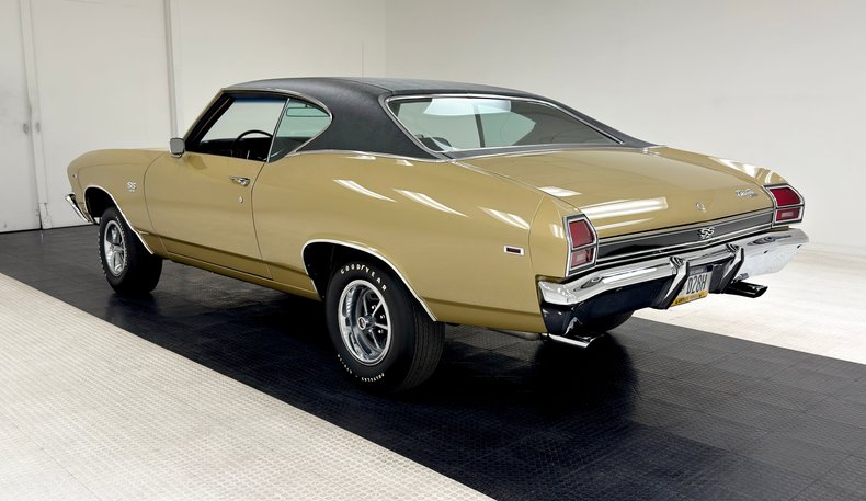 Unknown-Chevelle-1969-Olympic-Gold-Black-2