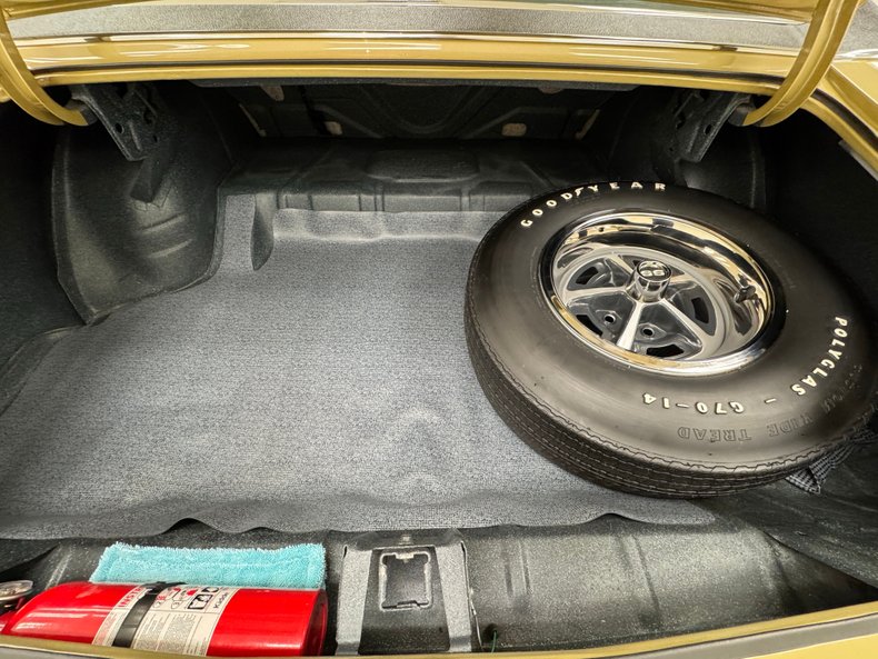 Unknown-Chevelle-1969-Olympic-Gold-Black-27