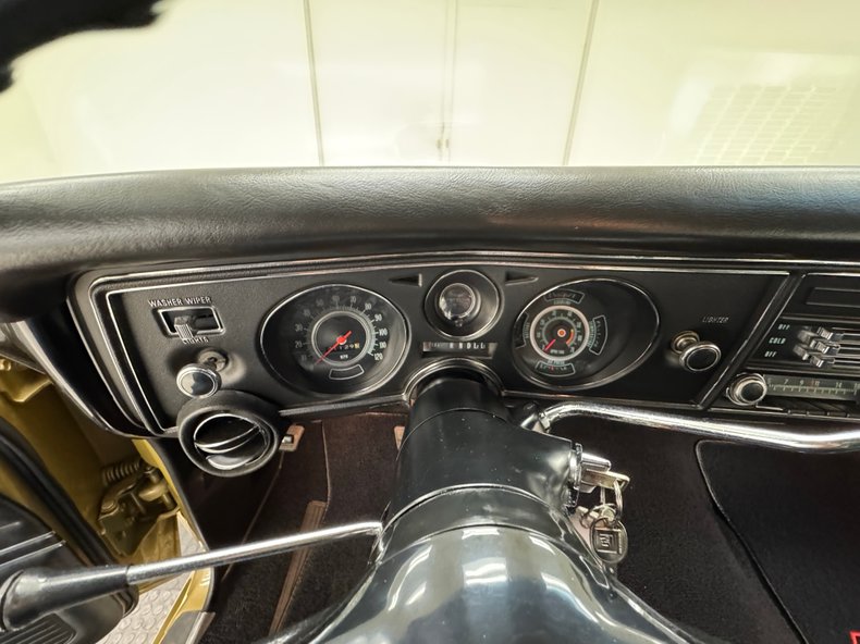 Unknown-Chevelle-1969-Olympic-Gold-Black-37