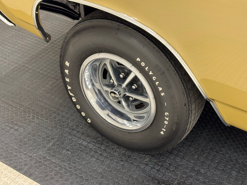 Unknown-Chevelle-1969-Olympic-Gold-Black-43