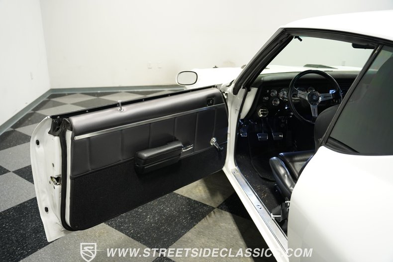 Unknown-Chevelle-1969-White-Black-43