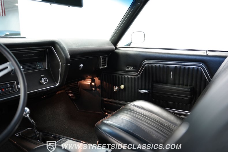 Unknown-Chevelle-1970-Astro-Blue-Black-13
