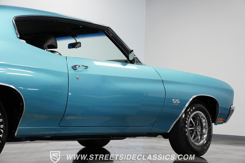 Unknown-Chevelle-1970-Astro-Blue-Black-33