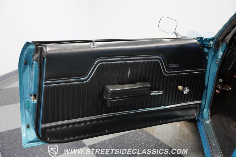 Unknown-Chevelle-1970-Astro-Blue-Black-42