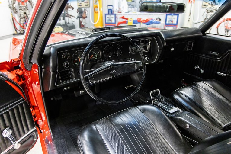 Unknown-Chevelle-1970-Red-w-Black-Black-4