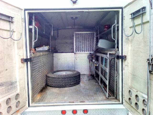 Unknown-Chevroelt-3500-1988-white-4