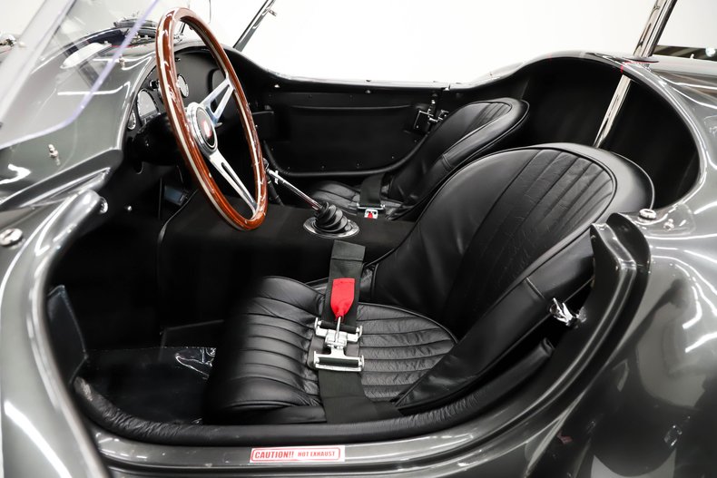 Unknown-Cobra-1965-Grigio-Silverstone-Black-Leather-1