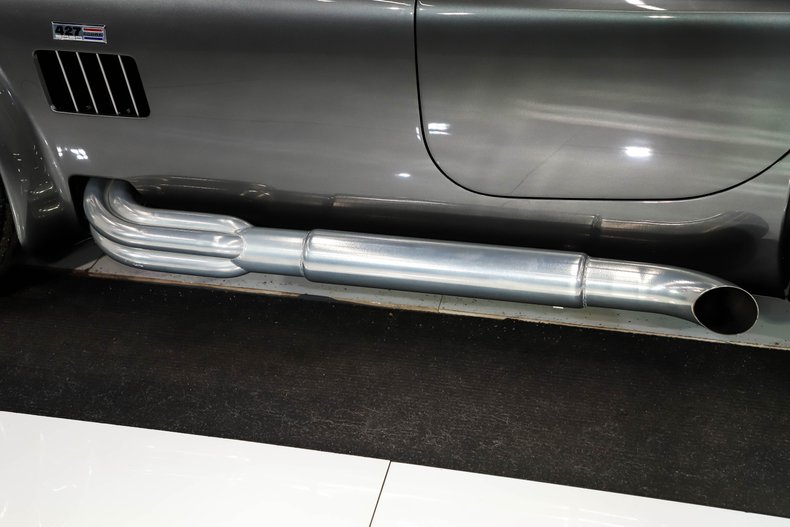Unknown-Cobra-1965-Grigio-Silverstone-Black-Leather-14