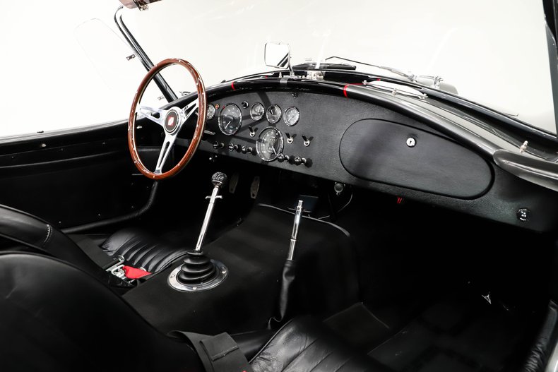 Unknown-Cobra-1965-Grigio-Silverstone-Black-Leather-20