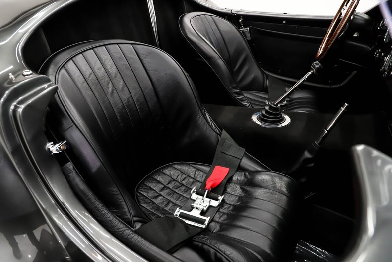 Unknown-Cobra-1965-Grigio-Silverstone-Black-Leather-23