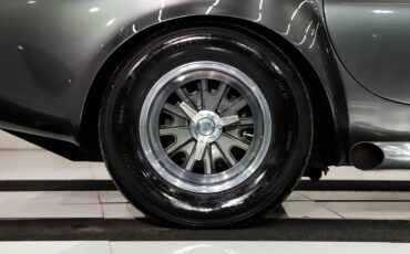 Unknown-Cobra-1965-Grigio-Silverstone-Black-Leather-24