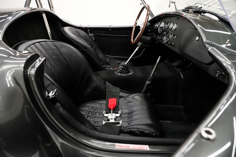Unknown-Cobra-1965-Grigio-Silverstone-Black-Leather-25