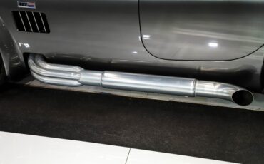 Unknown-Cobra-1965-Grigio-Silverstone-Black-Leather-39