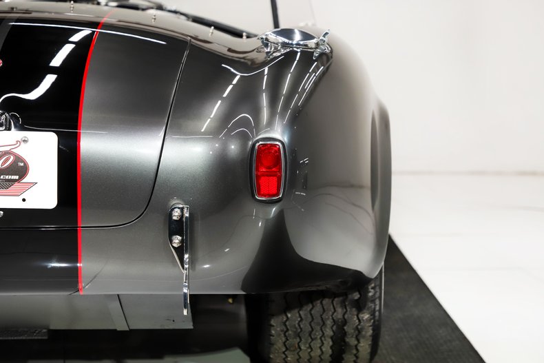 Unknown-Cobra-1965-Grigio-Silverstone-Black-Leather-42