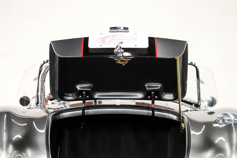 Unknown-Cobra-1965-Grigio-Silverstone-Black-Leather-43