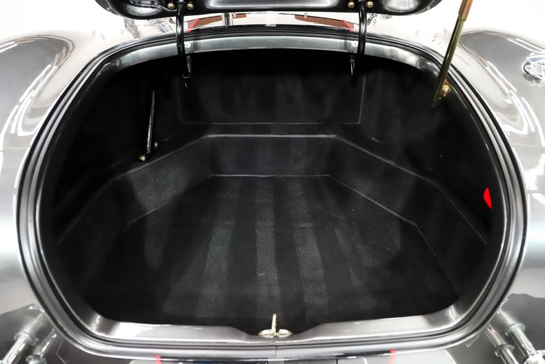 Unknown-Cobra-1965-Grigio-Silverstone-Black-Leather-44