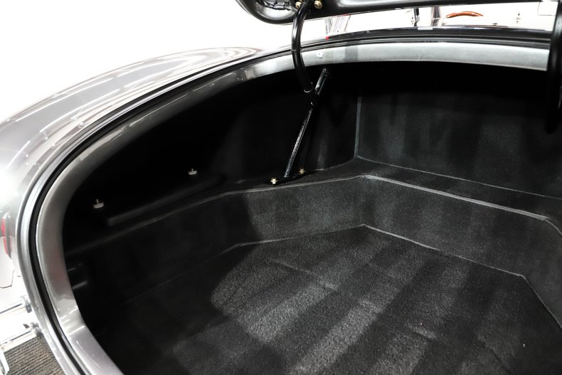 Unknown-Cobra-1965-Grigio-Silverstone-Black-Leather-45