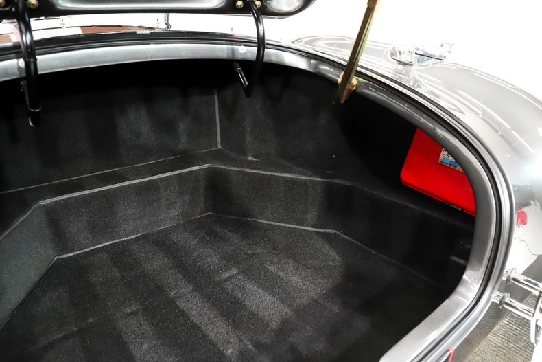 Unknown-Cobra-1965-Grigio-Silverstone-Black-Leather-46