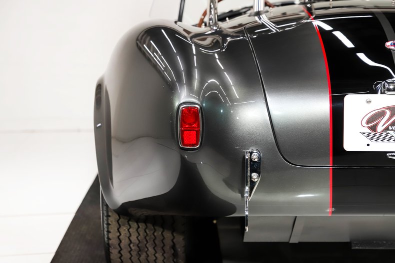 Unknown-Cobra-1965-Grigio-Silverstone-Black-Leather-5