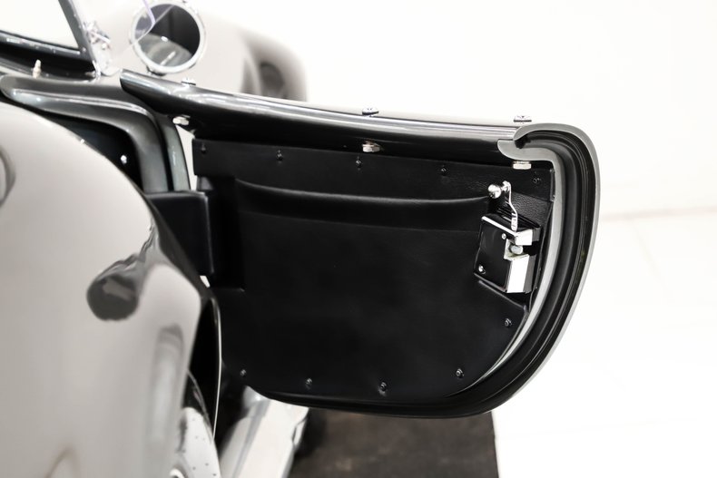 Unknown-Cobra-1965-Grigio-Silverstone-Black-Leather-6