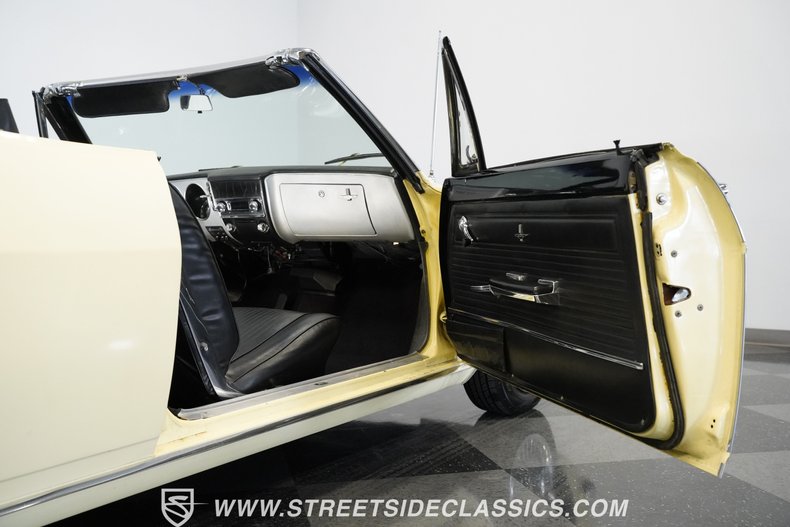 Unknown-Corvair-1965-Butternut-Yellow-Black-32