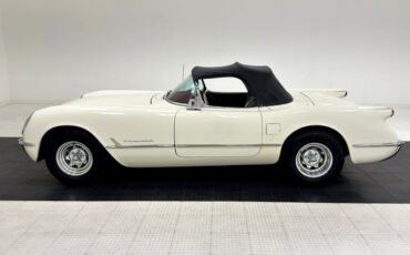Unknown-Corvette-1953-Ermine-White-Burgundy-1