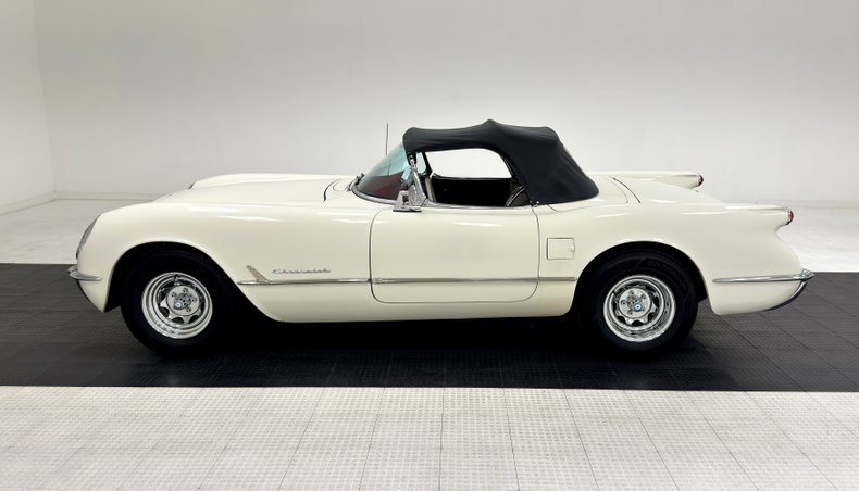 Unknown-Corvette-1953-Ermine-White-Burgundy-1