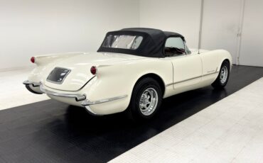 Unknown-Corvette-1953-Ermine-White-Burgundy-13