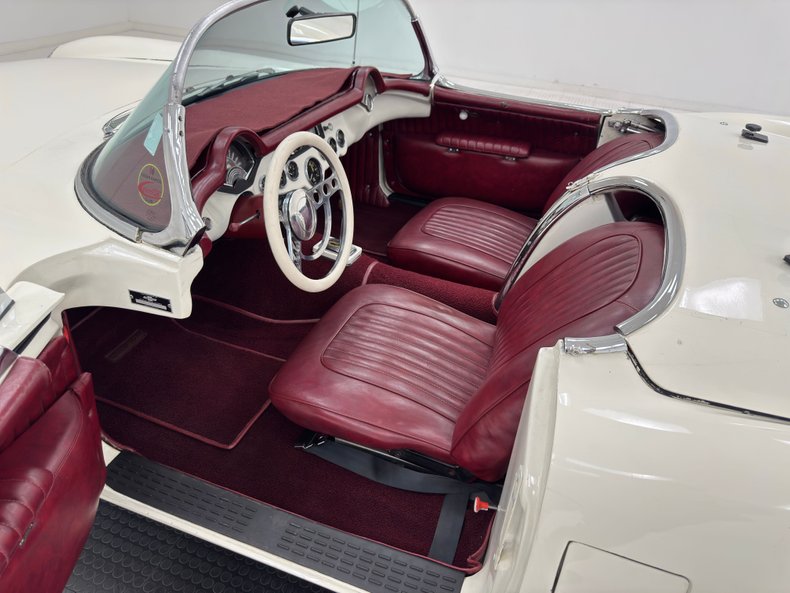 Unknown-Corvette-1953-Ermine-White-Burgundy-16